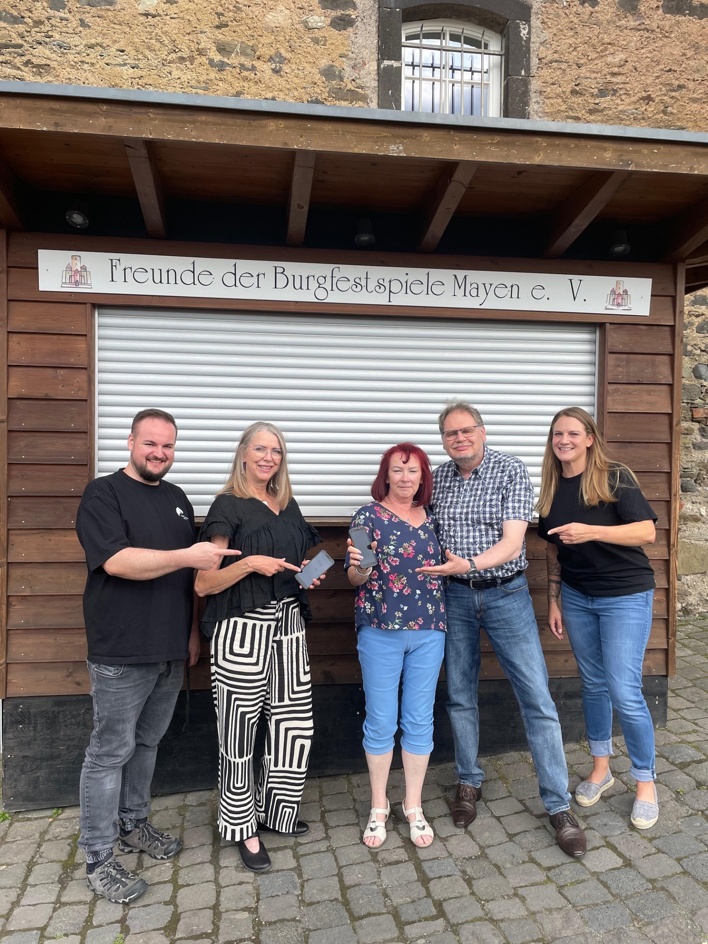 5 Personen stehen vor einem Verkaufsstand und präsentieren die neuen Handscanner