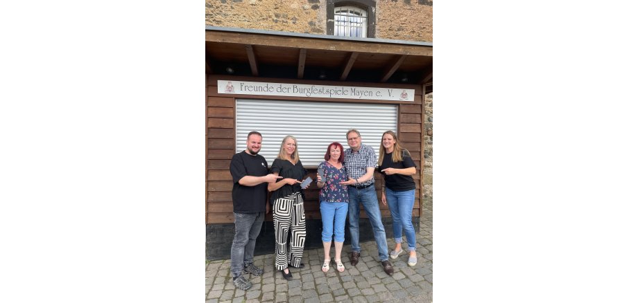 5 Personen stehen vor einem Verkaufsstand und präsentieren die neuen Handscanner