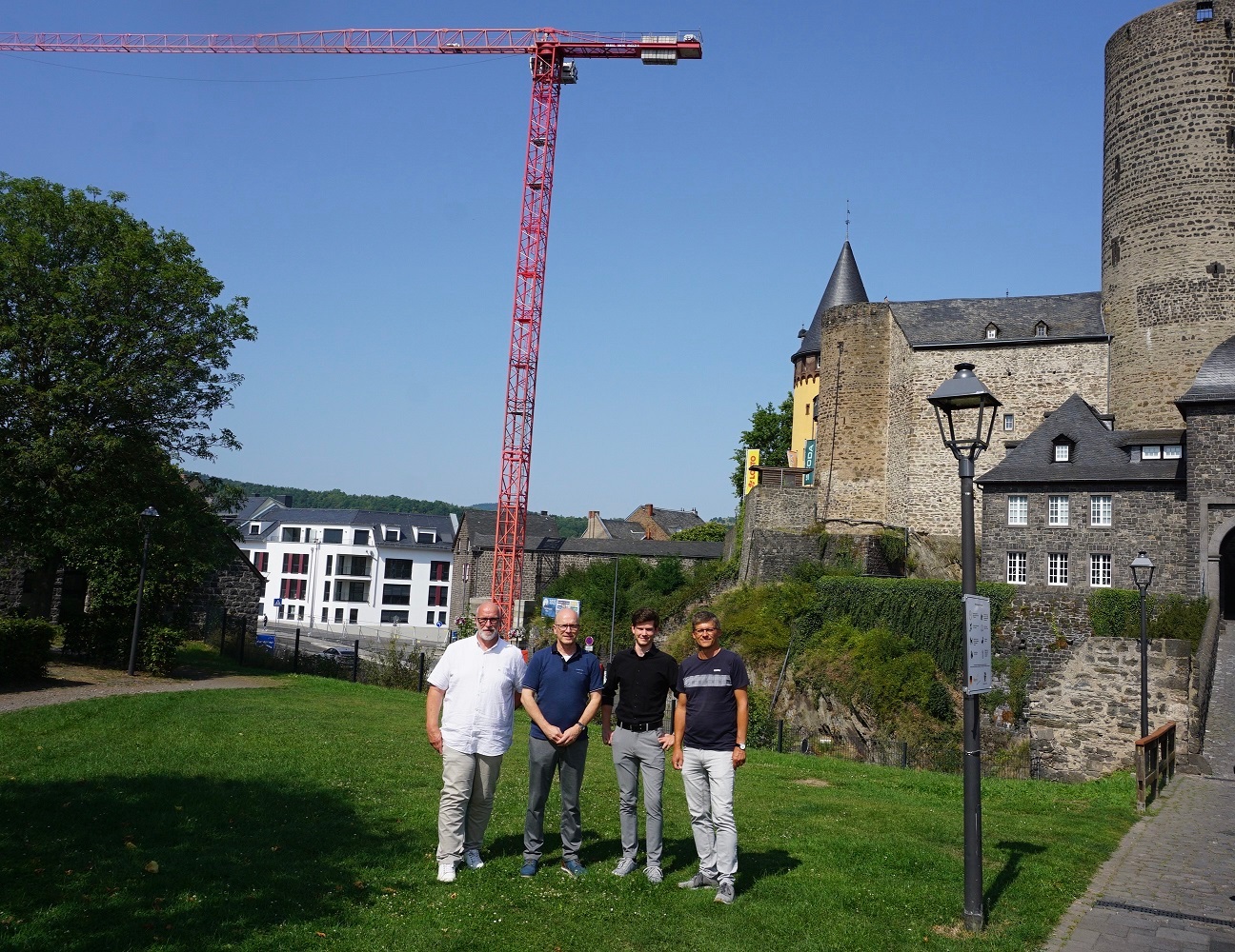 v.l.n.r.: Fachbereichsleiter Uwe Hoffmann, Oberbürgermeister Dirk Meid, Sebastian Raadts vom Architektenbüro BERDI und Stefan Köhler, Fachbereich 4 - Hochbau