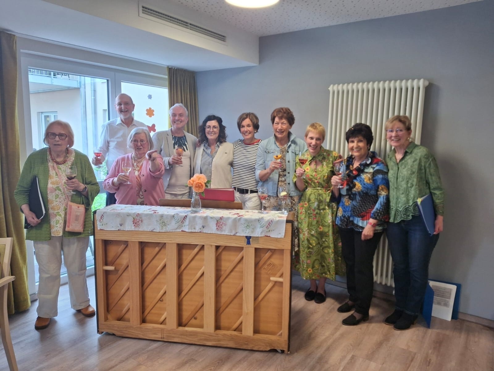 Viele Menschen stehen gemeinsam vor einem Klavier