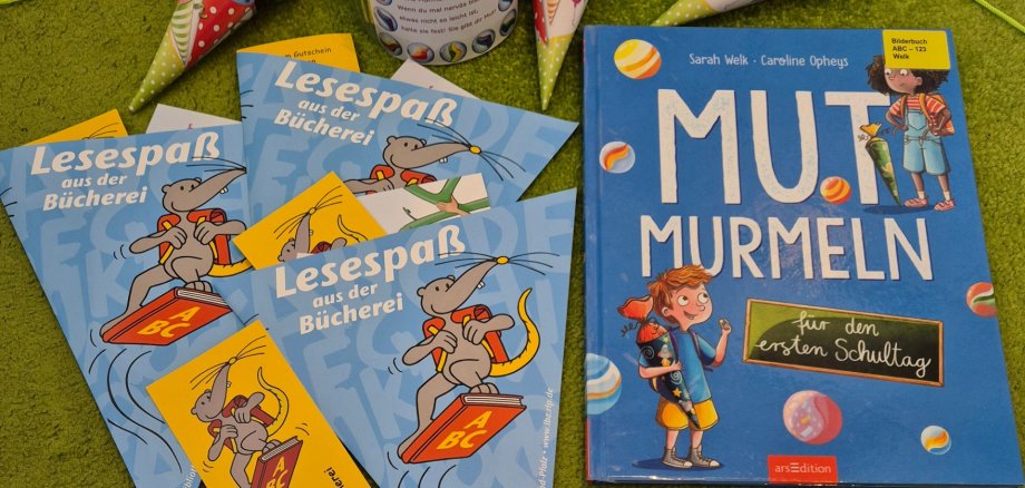 Inhalte einer Schultüte aufgereiht