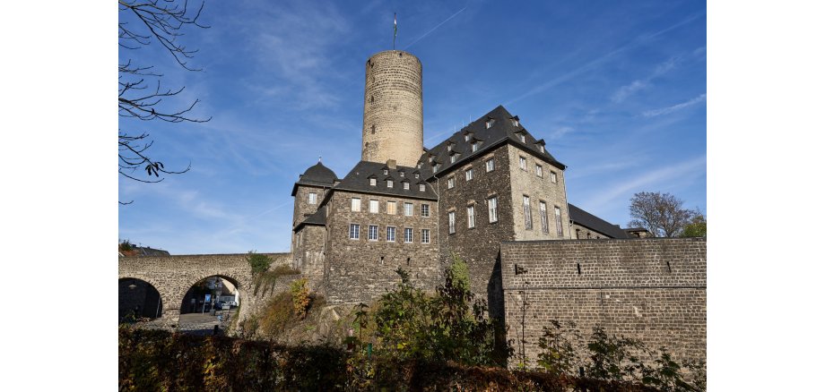 Szenefoto der Genovevaburg mit Fokus auf den Goloturm