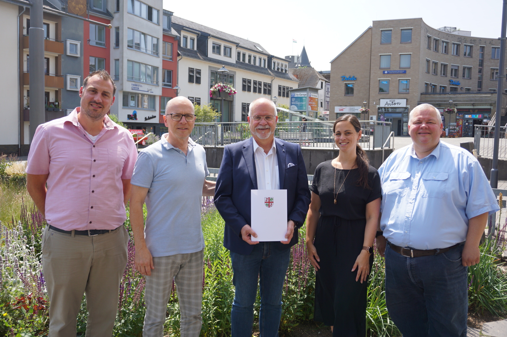 5 Personen stehen für ein Foto zusammen