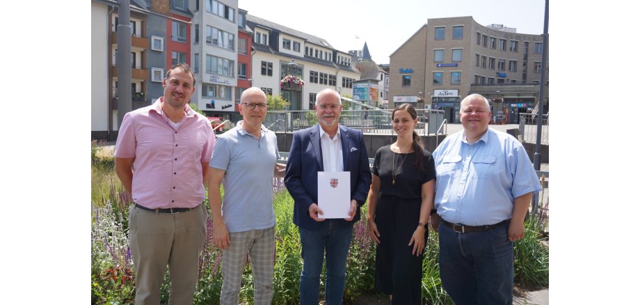 5 Personen stehen für ein Foto zusammen