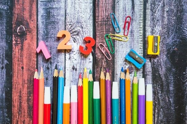 Viele bunte Stifte, Zahlen und Schulbedarf