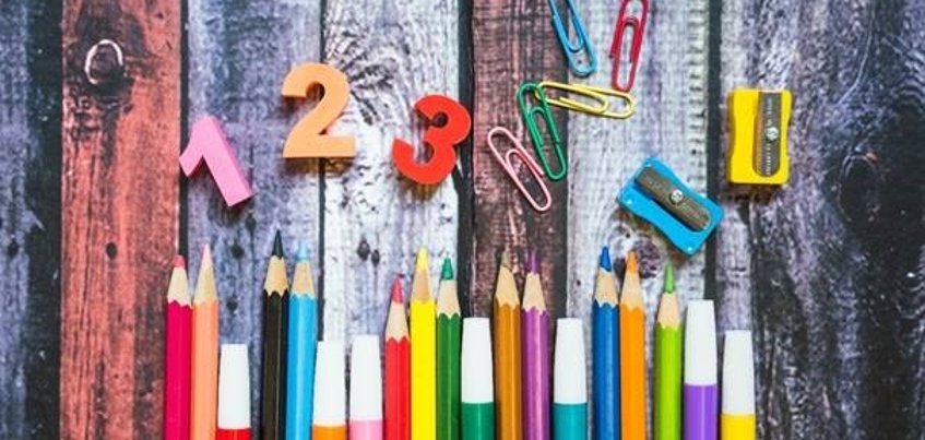 Viele bunte Stifte, Zahlen und Schulbedarf