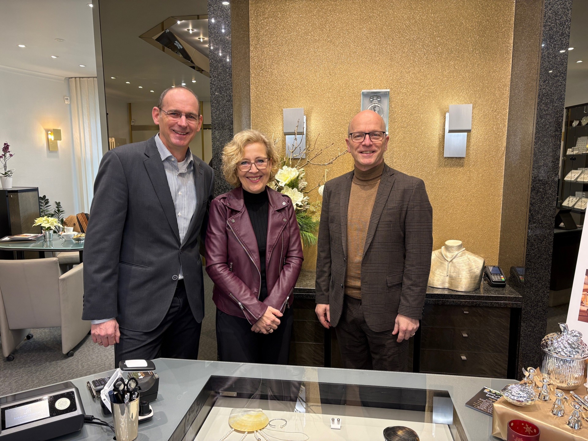 v.l.n.r.: Steffen Enz, Victoria Enz, Oberbürgermeister Dirk Meid