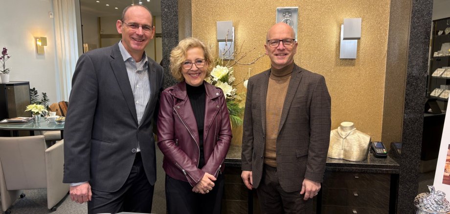v.l.n.r.: Steffen Enz, Victoria Enz, Oberbürgermeister Dirk Meid