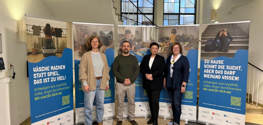 Iris Emmerich (Leitung FBS Mayen), Daniel Scharfbillig (Netzwerkkoordination Mayen), Andrea Roggenfelder (Lotsenstelle FBS Mayen), Sandra Dietrich-Fuchs (Fachbereichsleitung FB2) stehen gemeinsam in der Verwaltung vor Roll-Ups