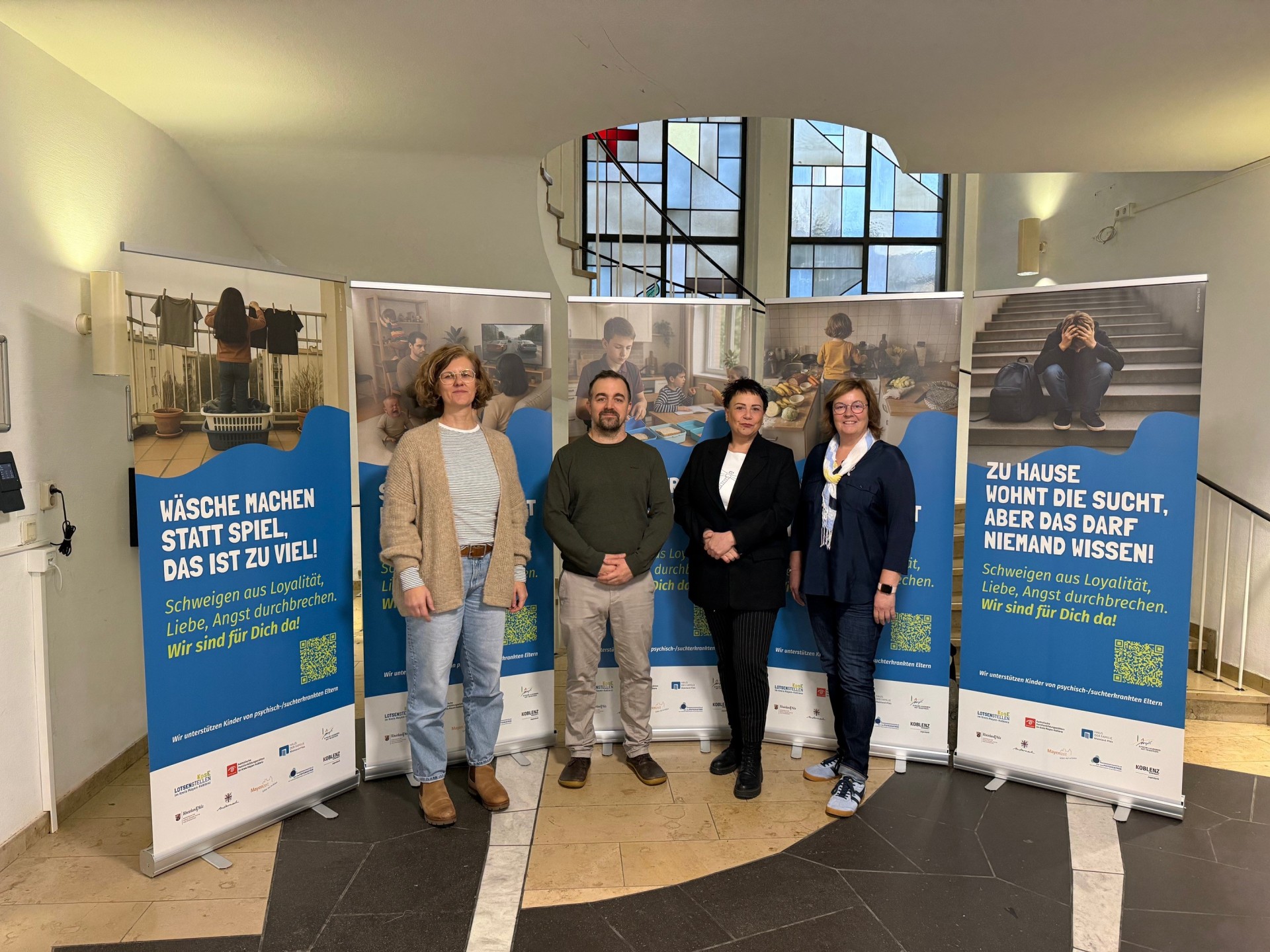 Iris Emmerich (Leitung FBS Mayen), Daniel Scharfbillig (Netzwerkkoordination Mayen), Andrea Roggenfelder (Lotsenstelle FBS Mayen), Sandra Dietrich-Fuchs (Fachbereichsleitung FB2) stehen gemeinsam in der Verwaltung vor Roll-Ups