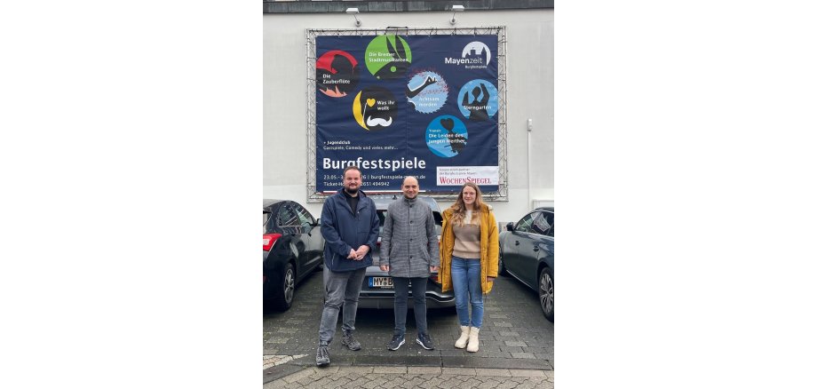 v.l.n.r.: Verwaltungsleiter der BFS Kevin Stoye, Andreas Persie vom WochenSpiegel und Laura Wassong, stellvertretende Verwaltungsleitung 