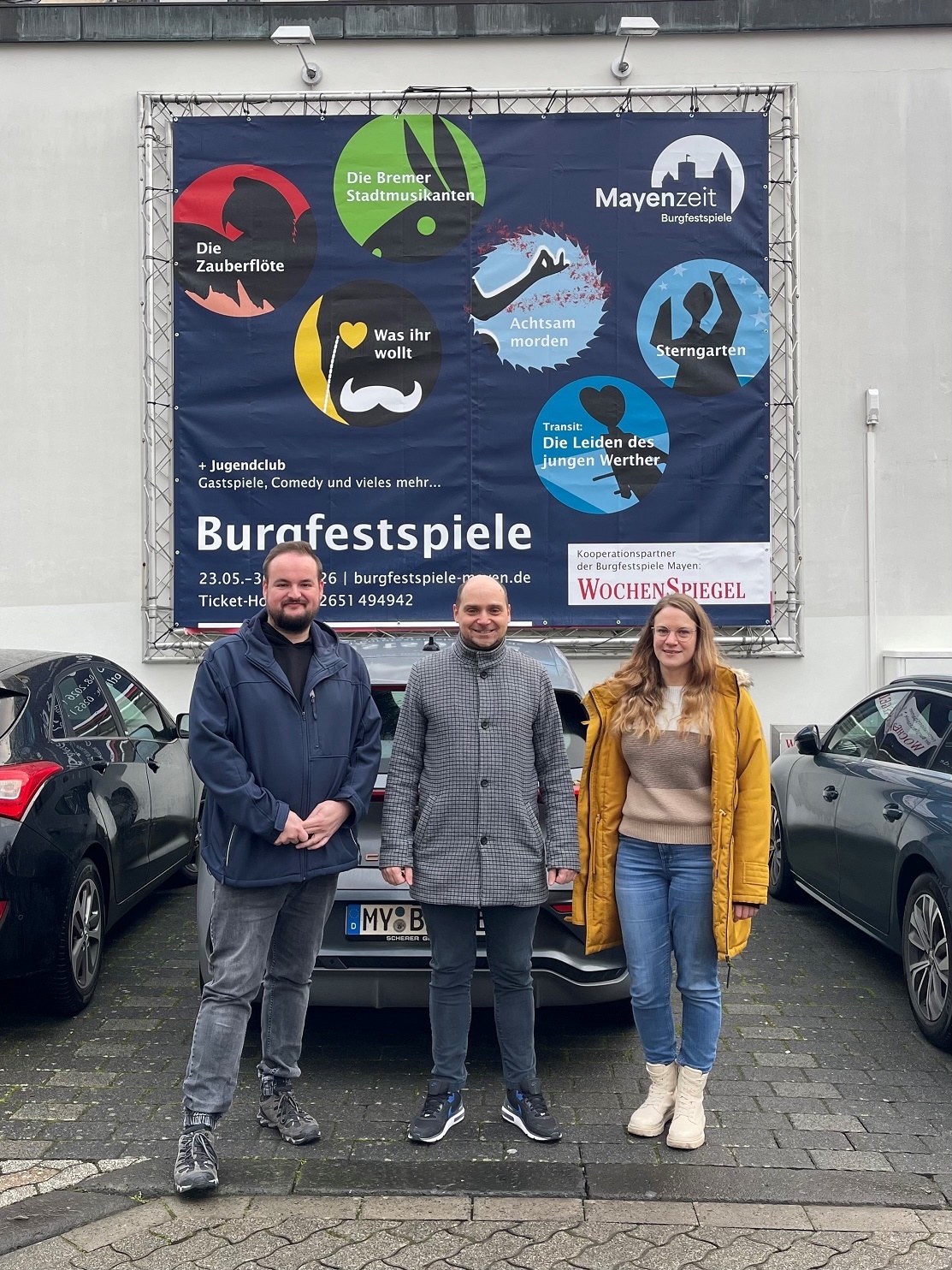 v.l.n.r.: Verwaltungsleiter der BFS Kevin Stoye, Andreas Persie vom WochenSpiegel und Laura Wassong, stellvertretende Verwaltungsleitung 