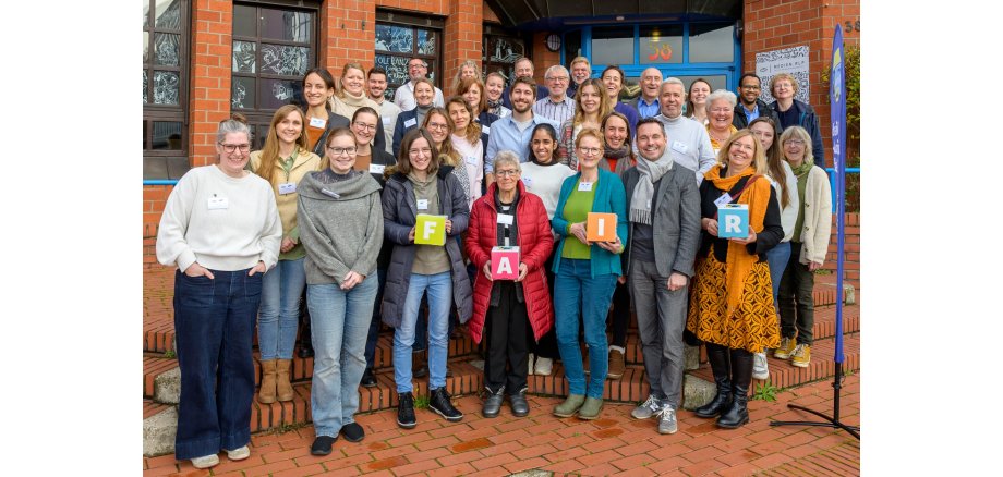 Vernetzungstreffen Fairtrade 2025 RLP Viele Menschen stehen gemeinsam vor einem Eingang