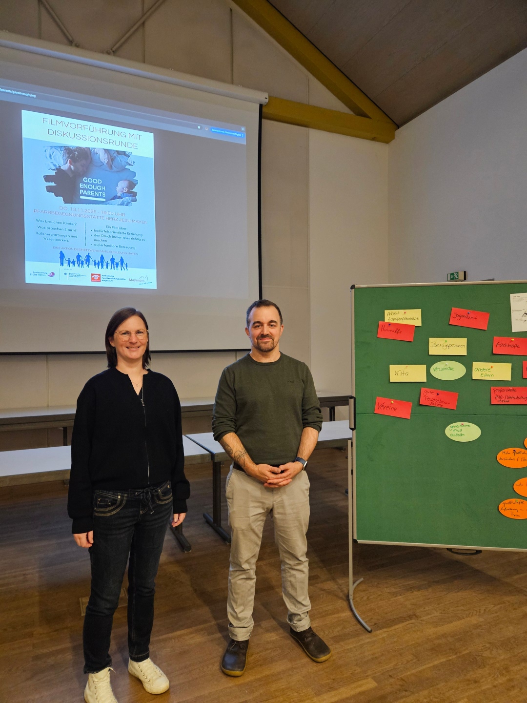 Zwei Personen vor einem Beamer