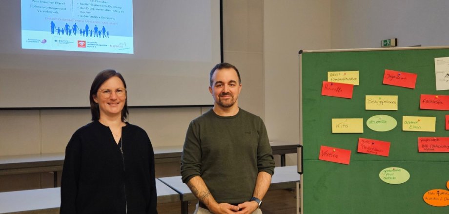 Zwei Personen vor einem Beamer