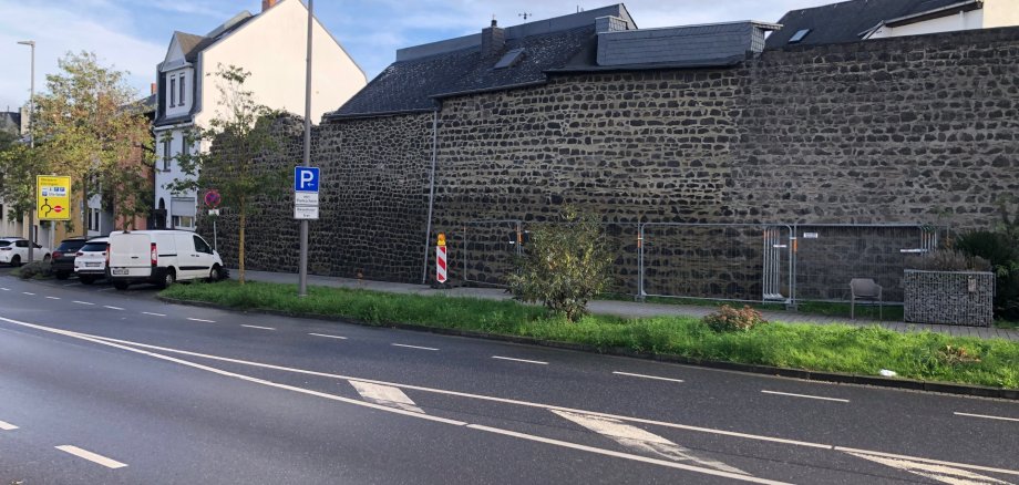 Die Vorderseite der Stadtmauer von der Straße gesehen