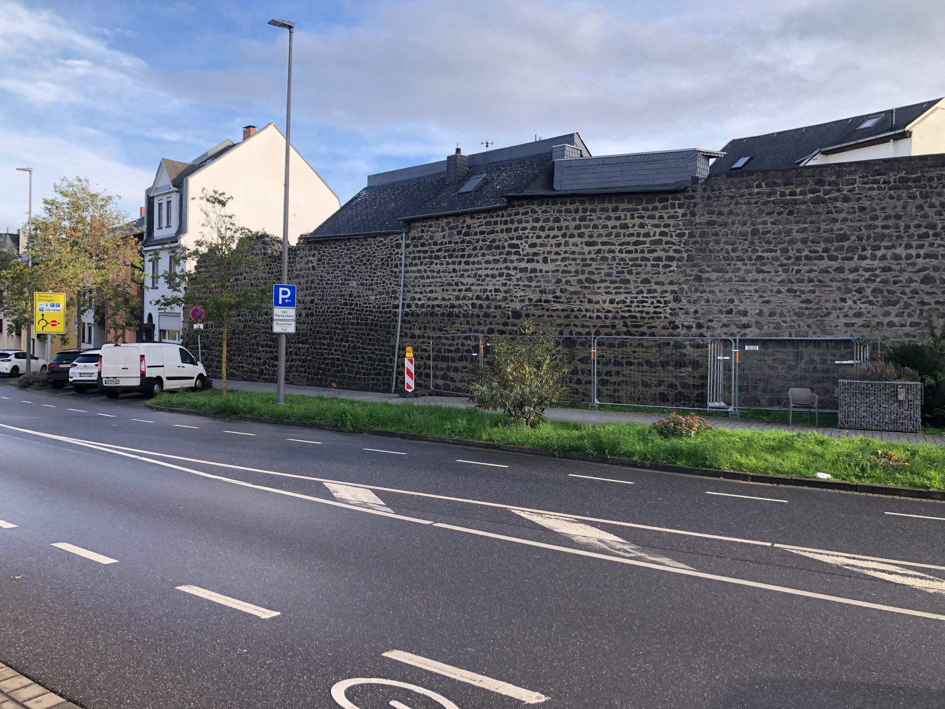 Die Vorderseite der Stadtmauer von der Straße gesehen