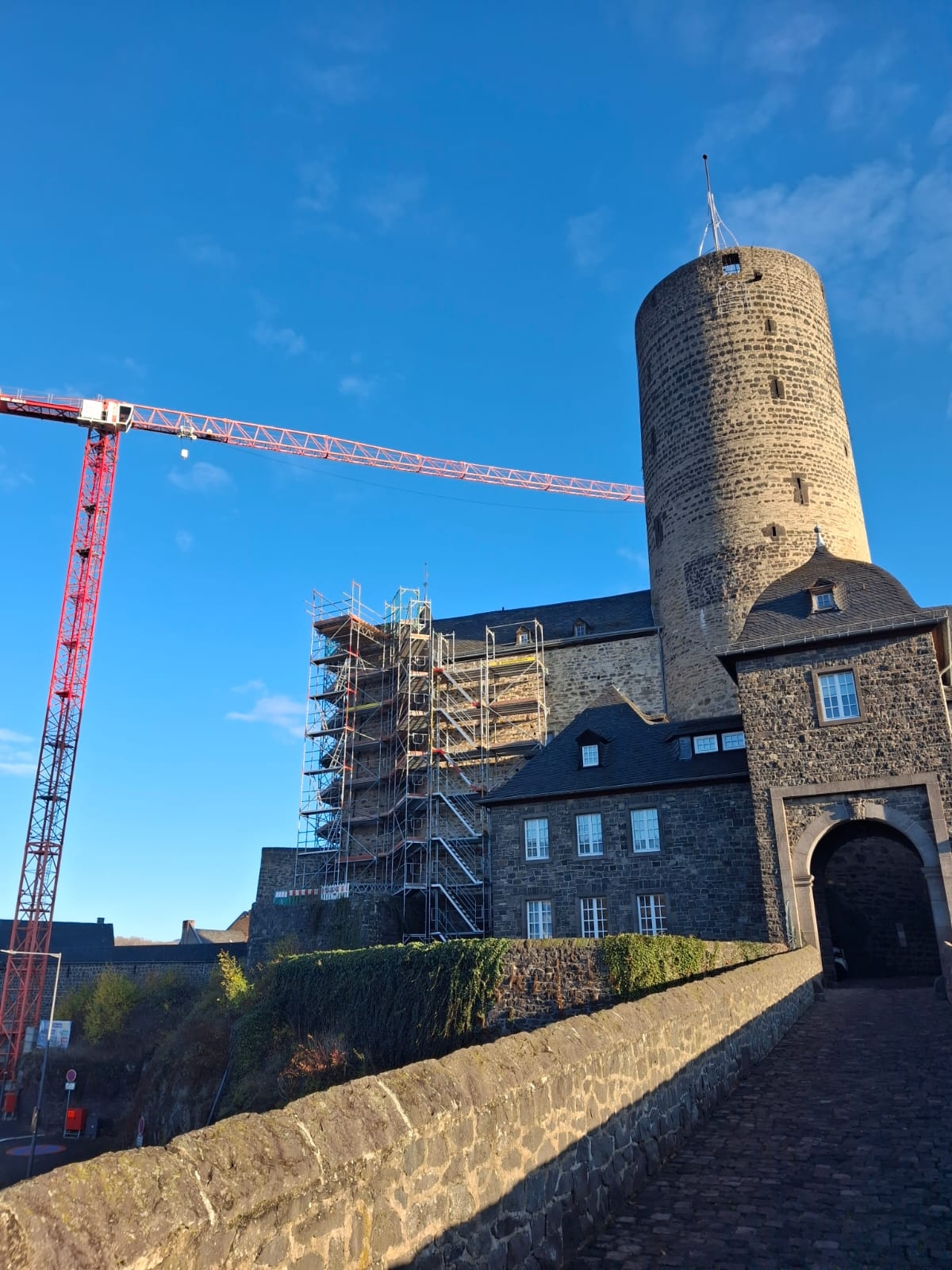 Der Turm der Genovevaburg mit einem Kran
