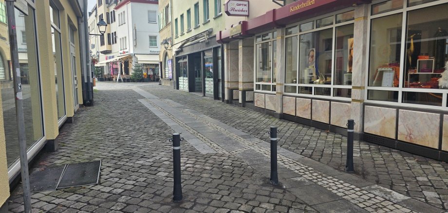 Die ersten Poller im Bereich der Innenstadt konnten bereits installiert werden Drei graue Poller stehen in einer Fußgängerzone