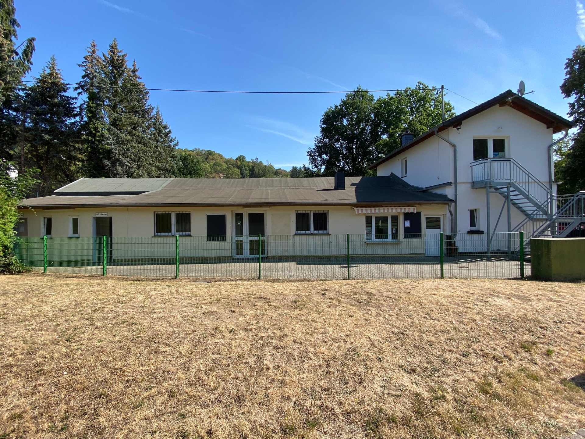 Das TuS-Umkleidegebäude