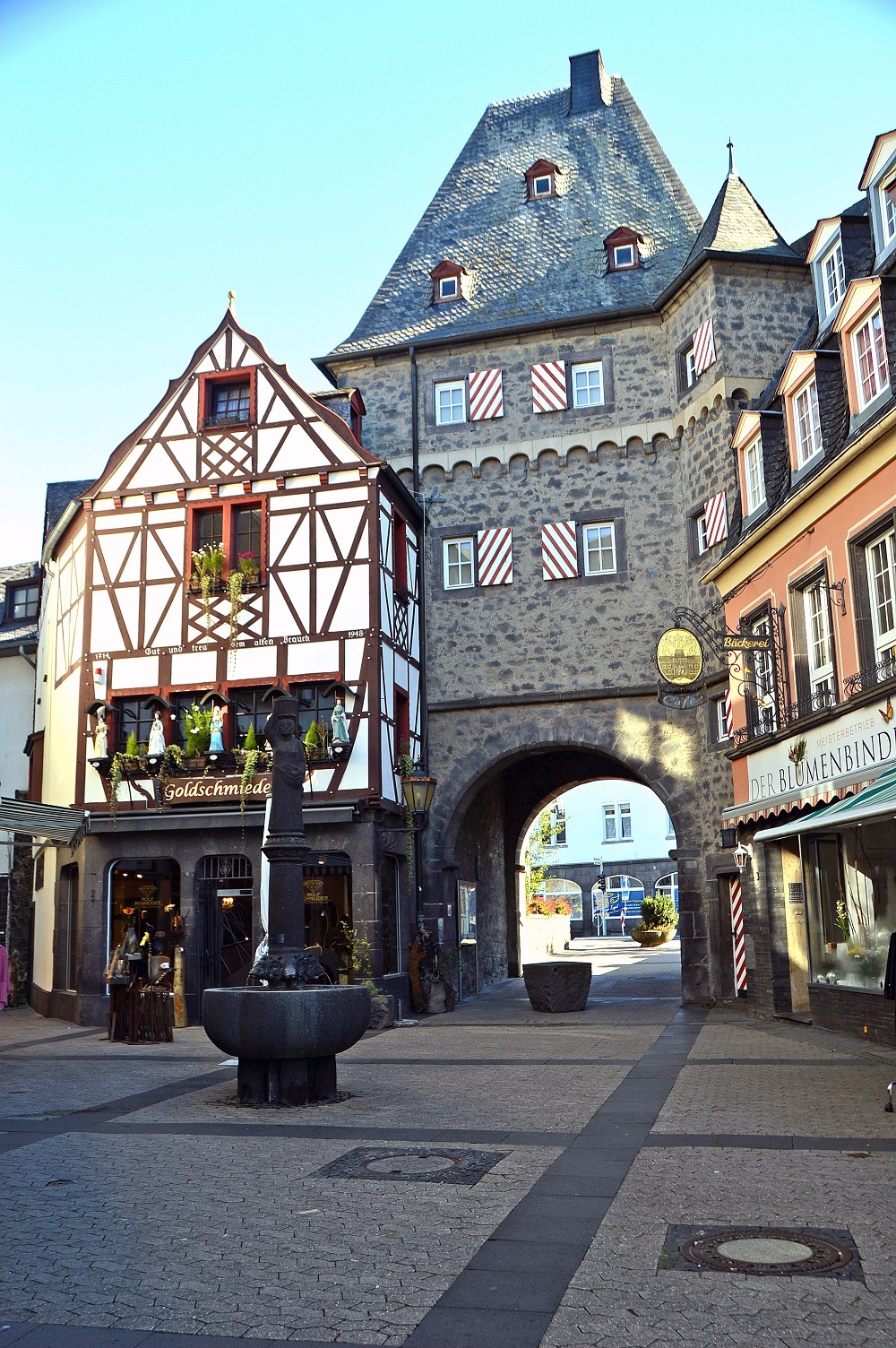Das Brückentor in Mayen mit strahlendem Himmel im Hintergrund