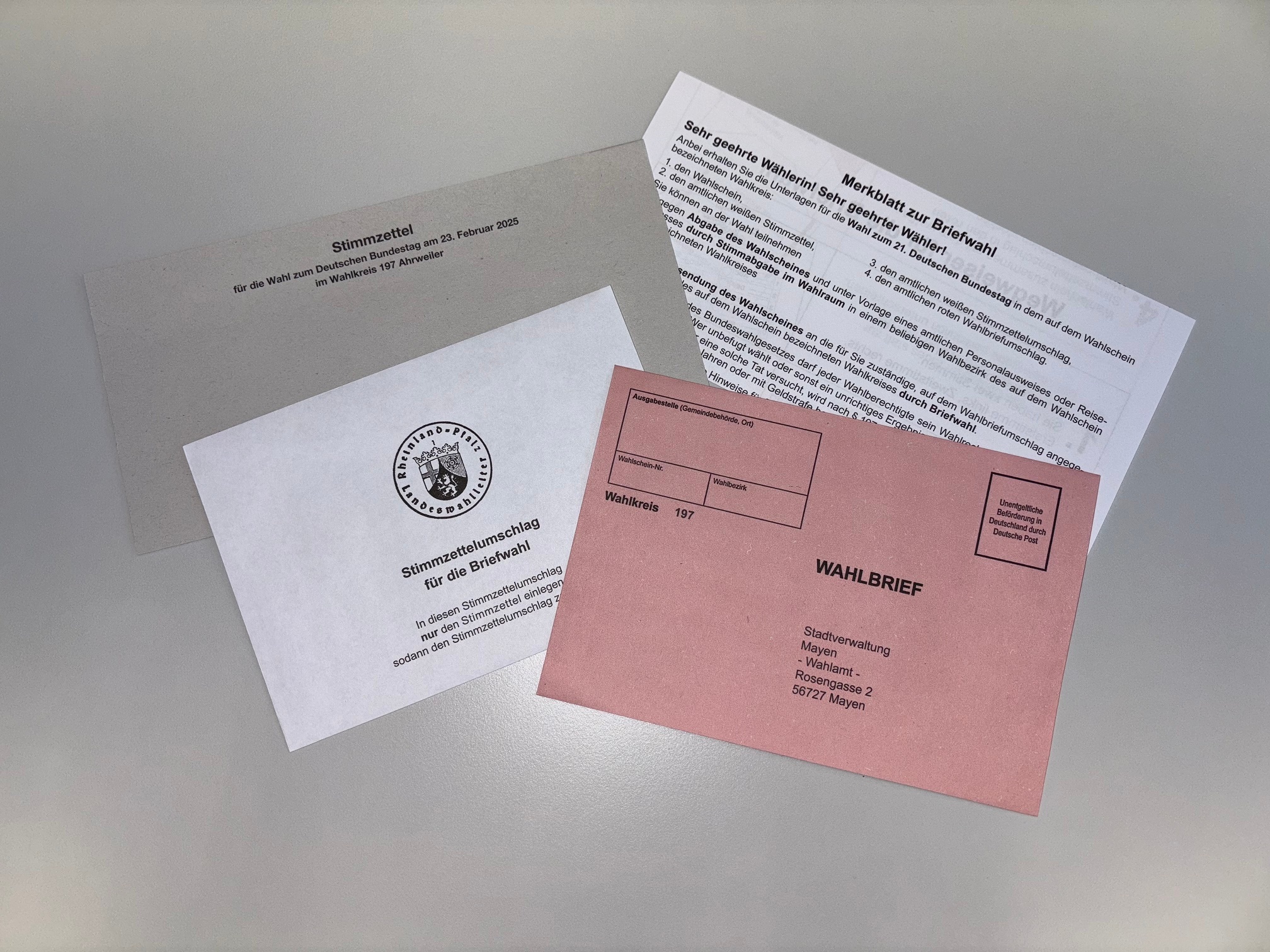 Briefwahlunterlagen auf Tisch