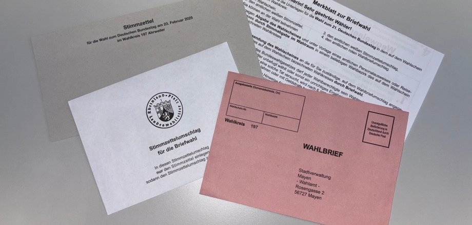 Die Briefwahlunterlagen zur Bundestagswahl Briefwahlunterlagen auf Tisch