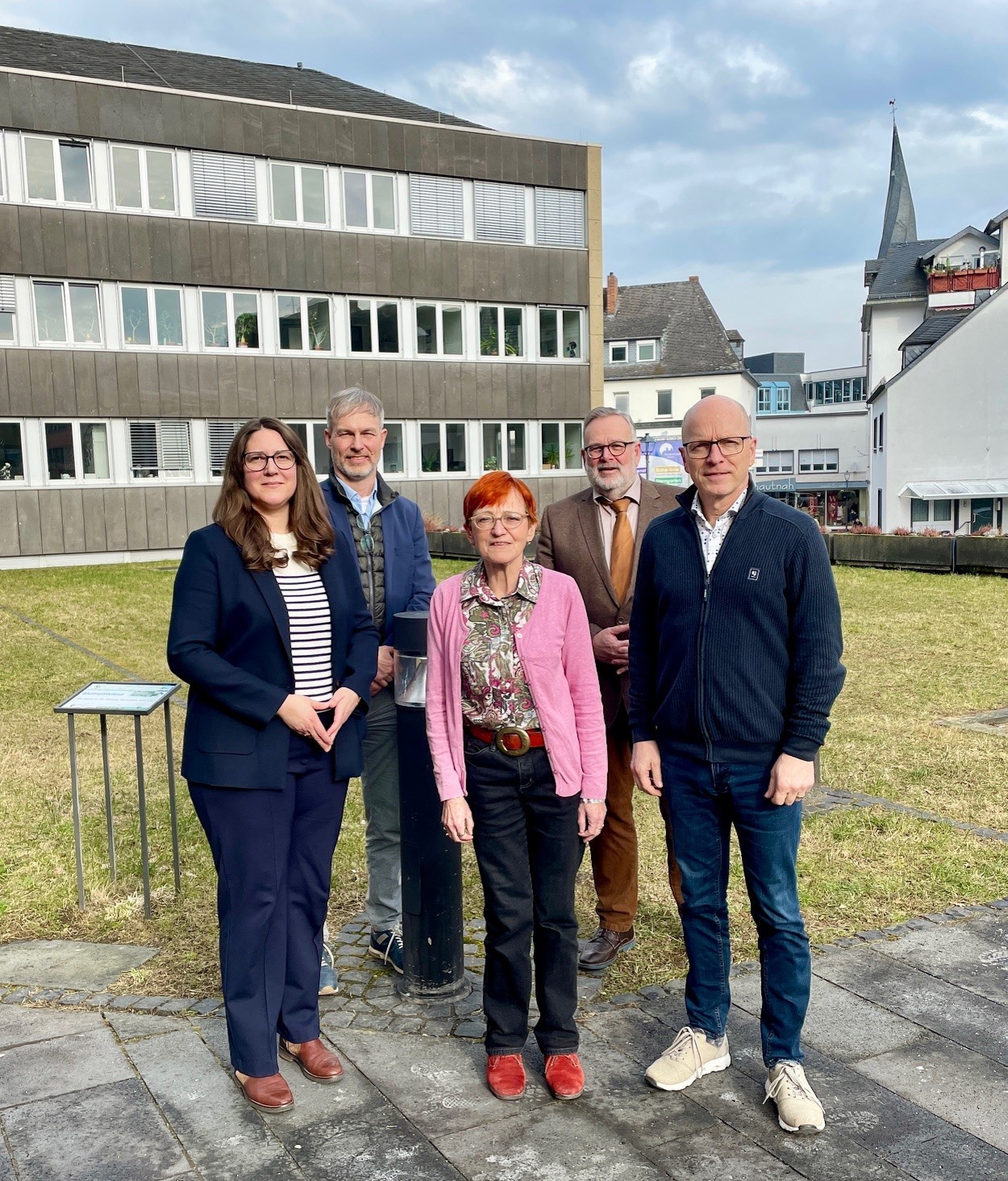 5 Personen vor dem Rathaus