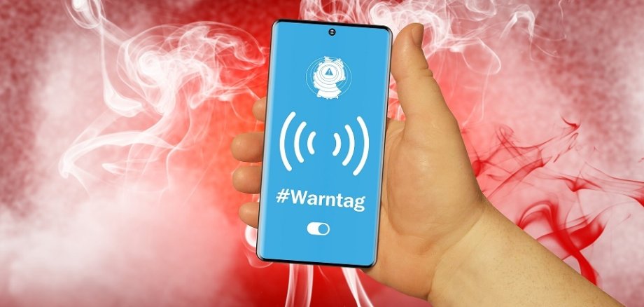 Hand hält Smartphone mit Warnhinweis in der Hand