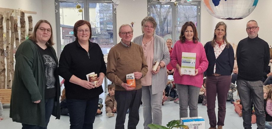 Viele Menschen stehen nebeneinander im Kindergarten
