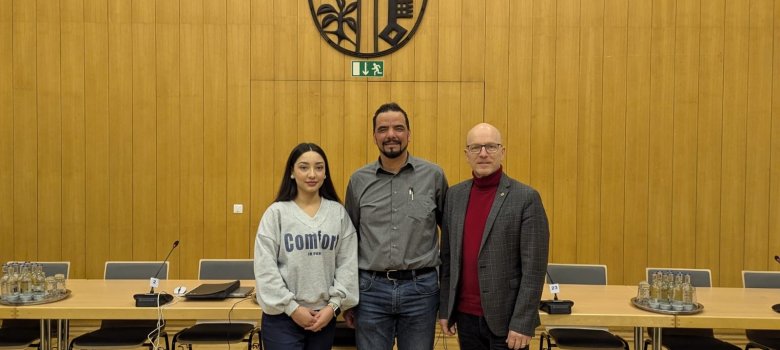 Vorsitzende Liwesa Faiz Zada, Oberbürgermeister Dirk Meid und Vorsitzender Raduan Fatine Die Vorsitzende und der Vorsitzende stehen neben dem Oberbürgermeister