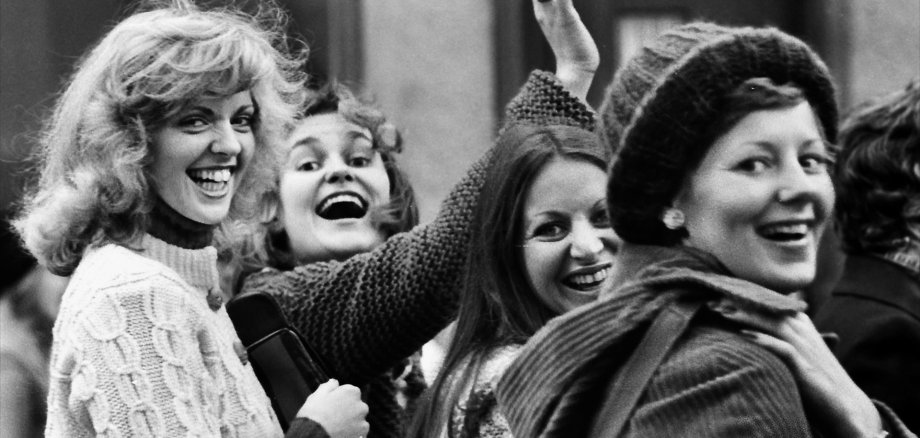 Einige Frauen im Filmausschnitt