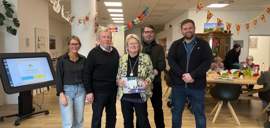 5 Personen stehen für ein Foto zusammen