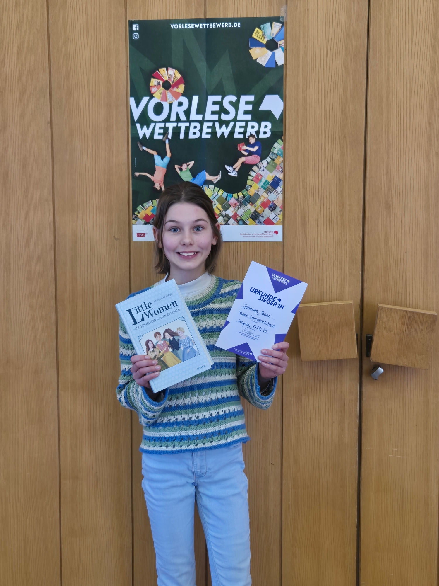 Mädchen hält zwei Bücher in den Händen