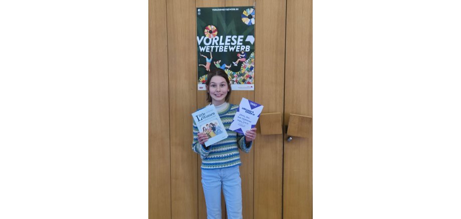 Johanna Banz ist Siegerin des Kreisentscheides beim Vorlesewettbewerb des Deutschen Buchhandels Mädchen hält zwei Bücher in den Händen