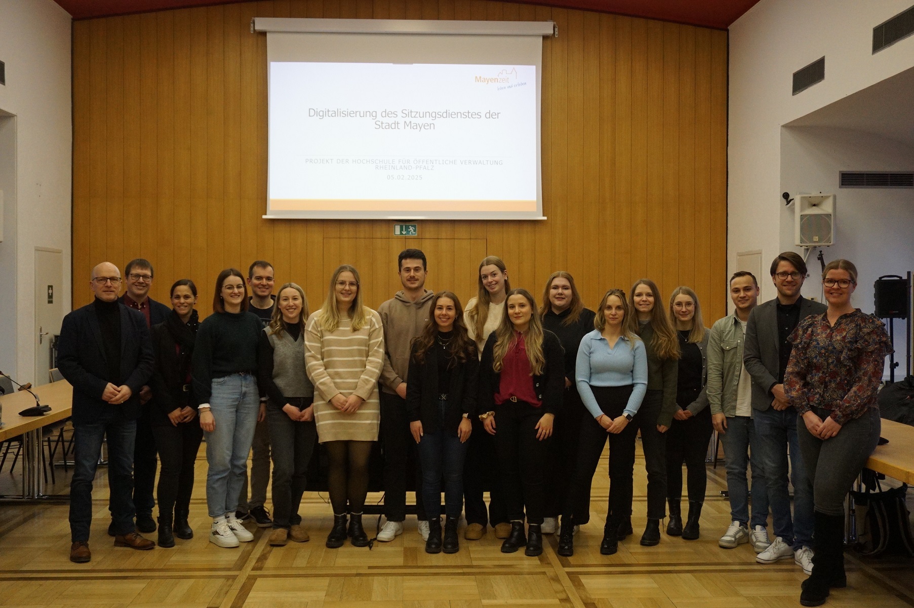 Viele Studierende vor Leinwand