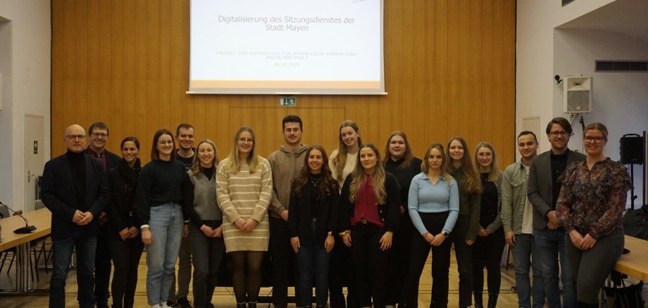 Die Projektgruppe der HöV zu Besuch im Sitzungssaal der Stadt Mayen Viele Studierende vor Leinwand