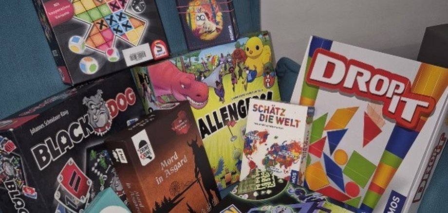 Viele verschiedene Gesellschaftsspiele nebeneinander