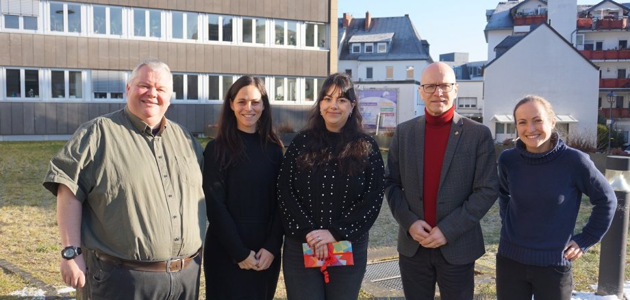 Fünf Personen stehen draußen vor Rathaus