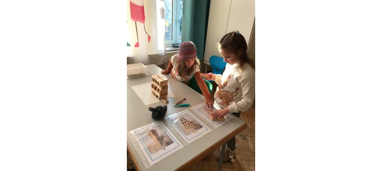 Zwei Kinder bei Projektarbeiten am Tisch