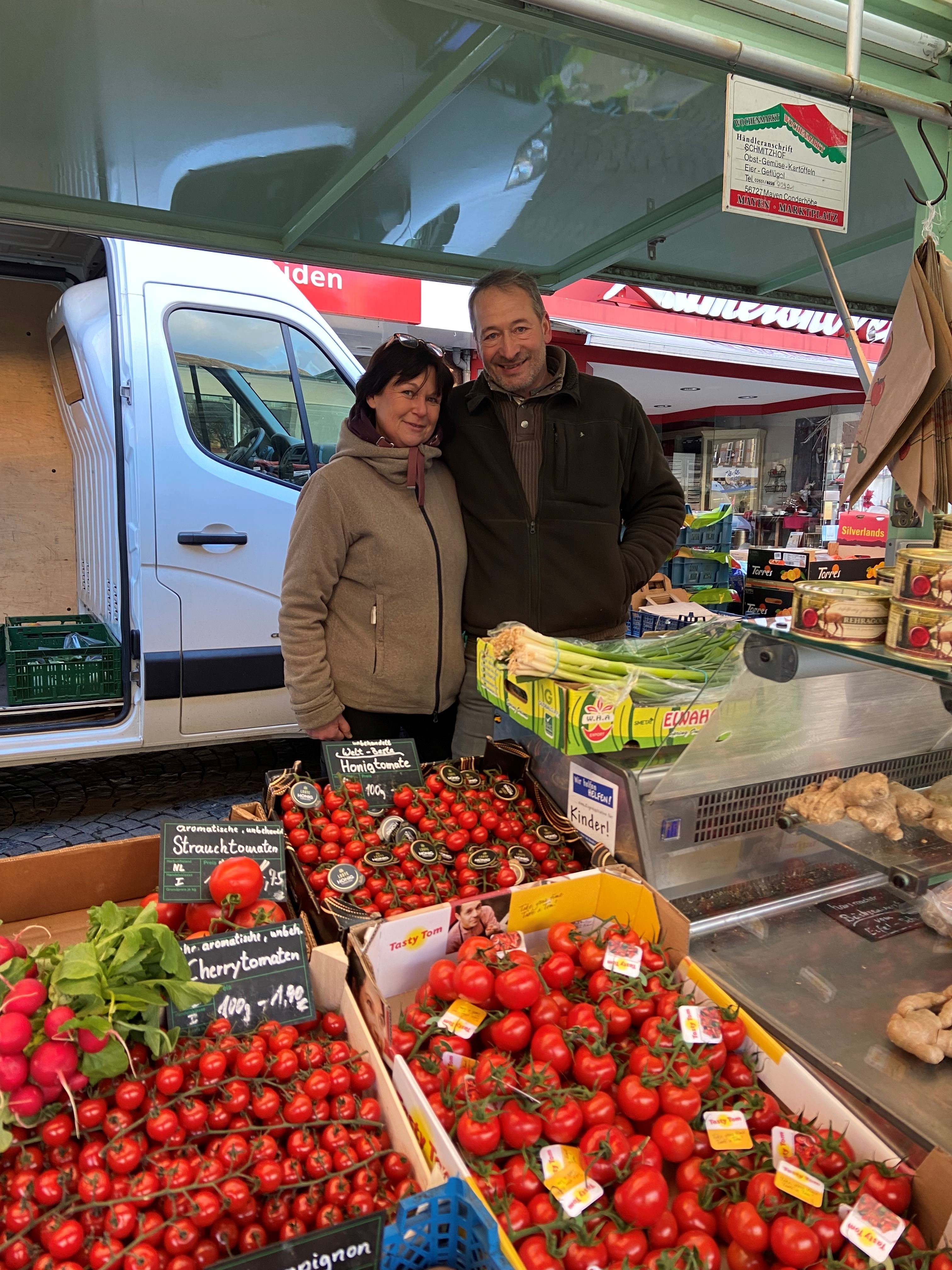 Wolfgang und Manuela Schmitz in ihrem Verkaufswagen