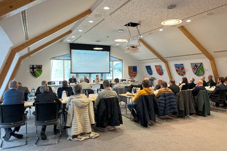 Menschen verfolgen eine Präsentation