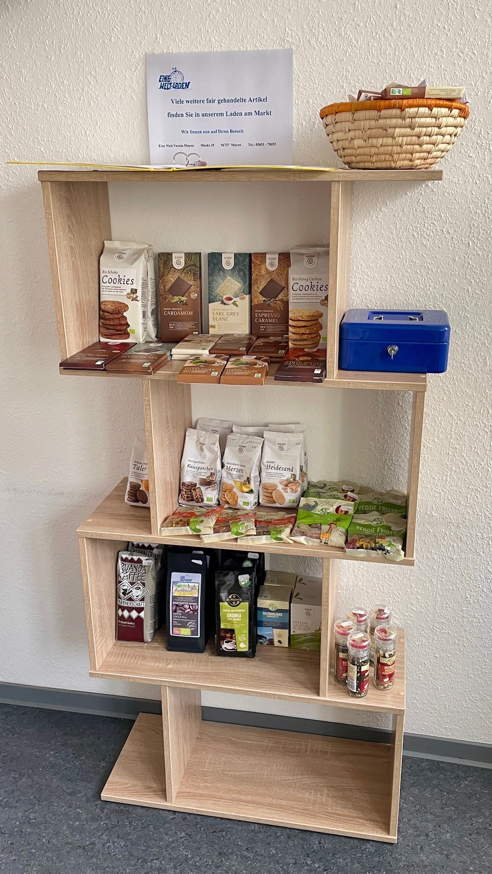 Ein Regal mit fairen Produkten