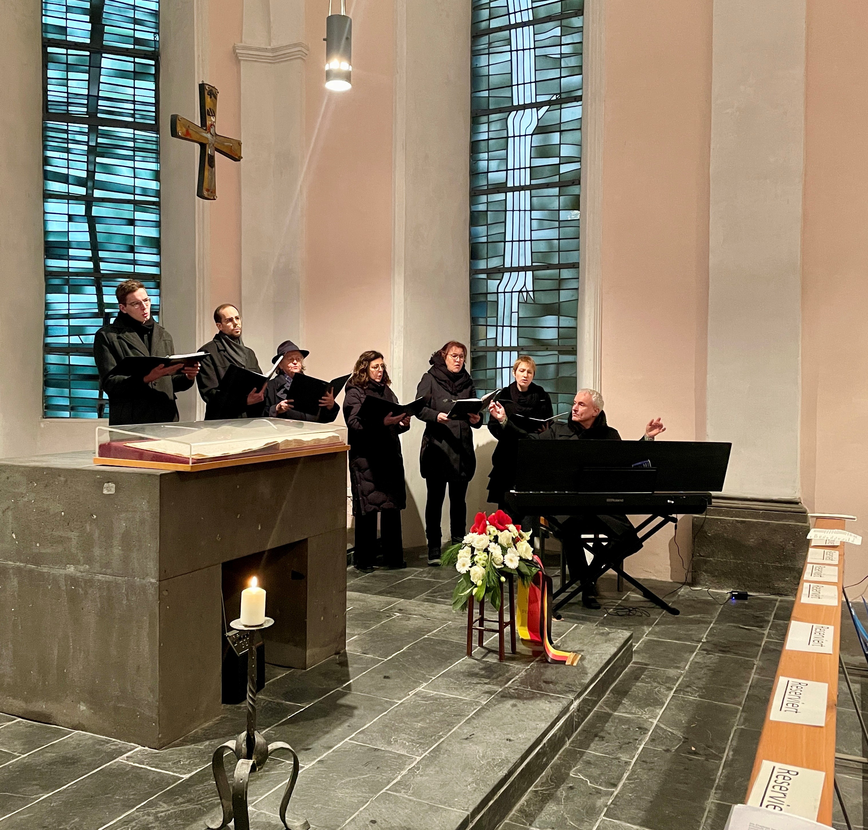 Der Genovevachor singt am Altar in der Heilig-Geist-Kapelle