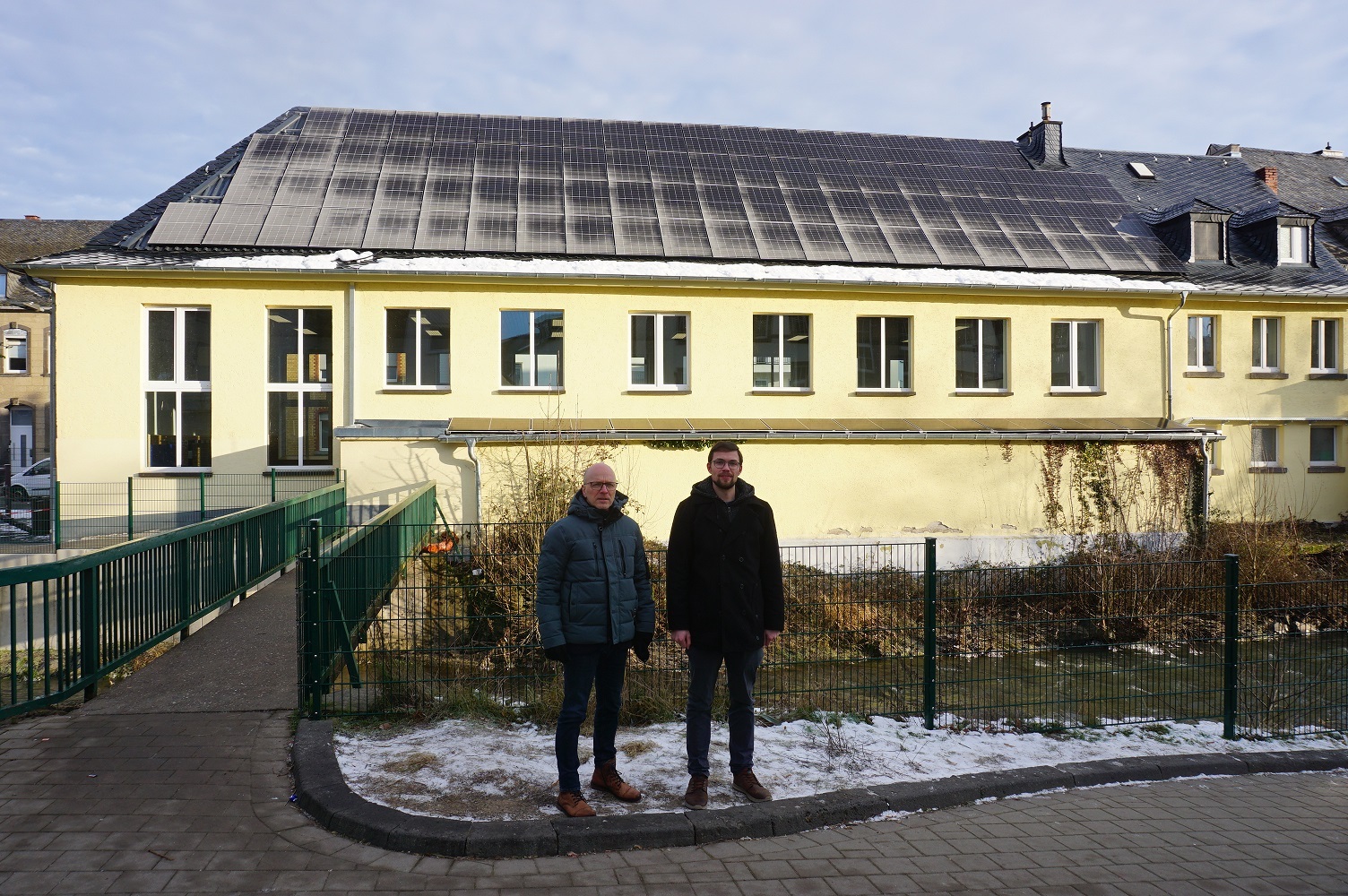 Oberbürgermeister Dirk Meid (links) und Klimaschutzmanager Helge Lippert vor der Clemensschule 