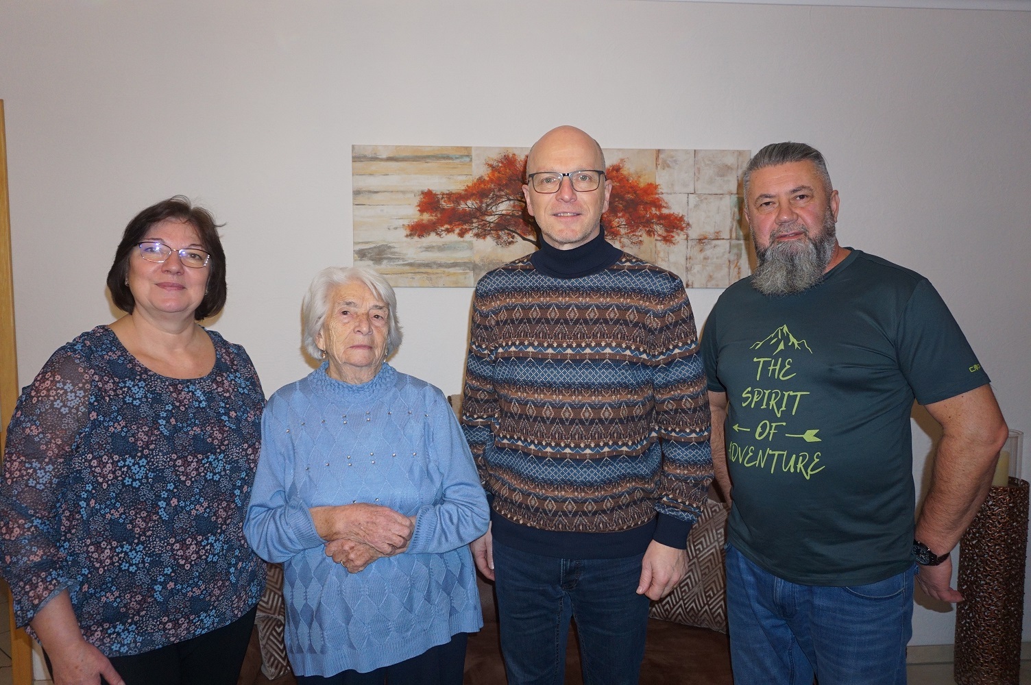 Vier Personen beim Gratulationsbesuch