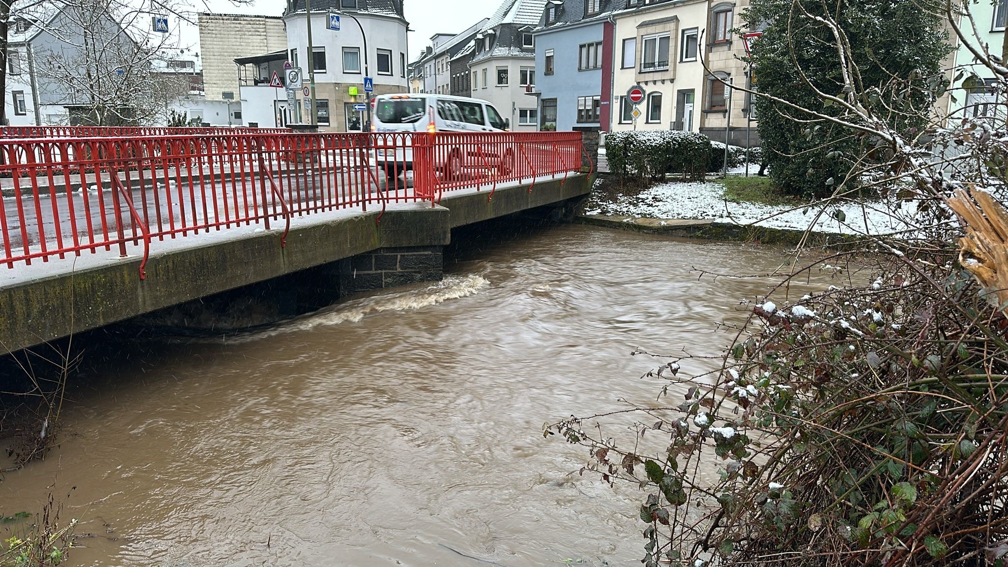 Die Nette im Bereich der roten Brücke in der Bürresheimer Straße/ Bachstraße am späten Nachmittag. 