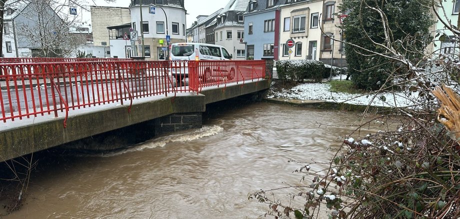 Die Nette im Bereich der roten Brücke in der Bürresheimer Straße/ Bachstraße am späten Nachmittag. 