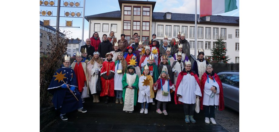Oberbürgermeister Dirk Meid empfing die Sternsinger im Rathaus Oberbürgermeister mit zahlreichen Sternsingern vor dem Rathaus