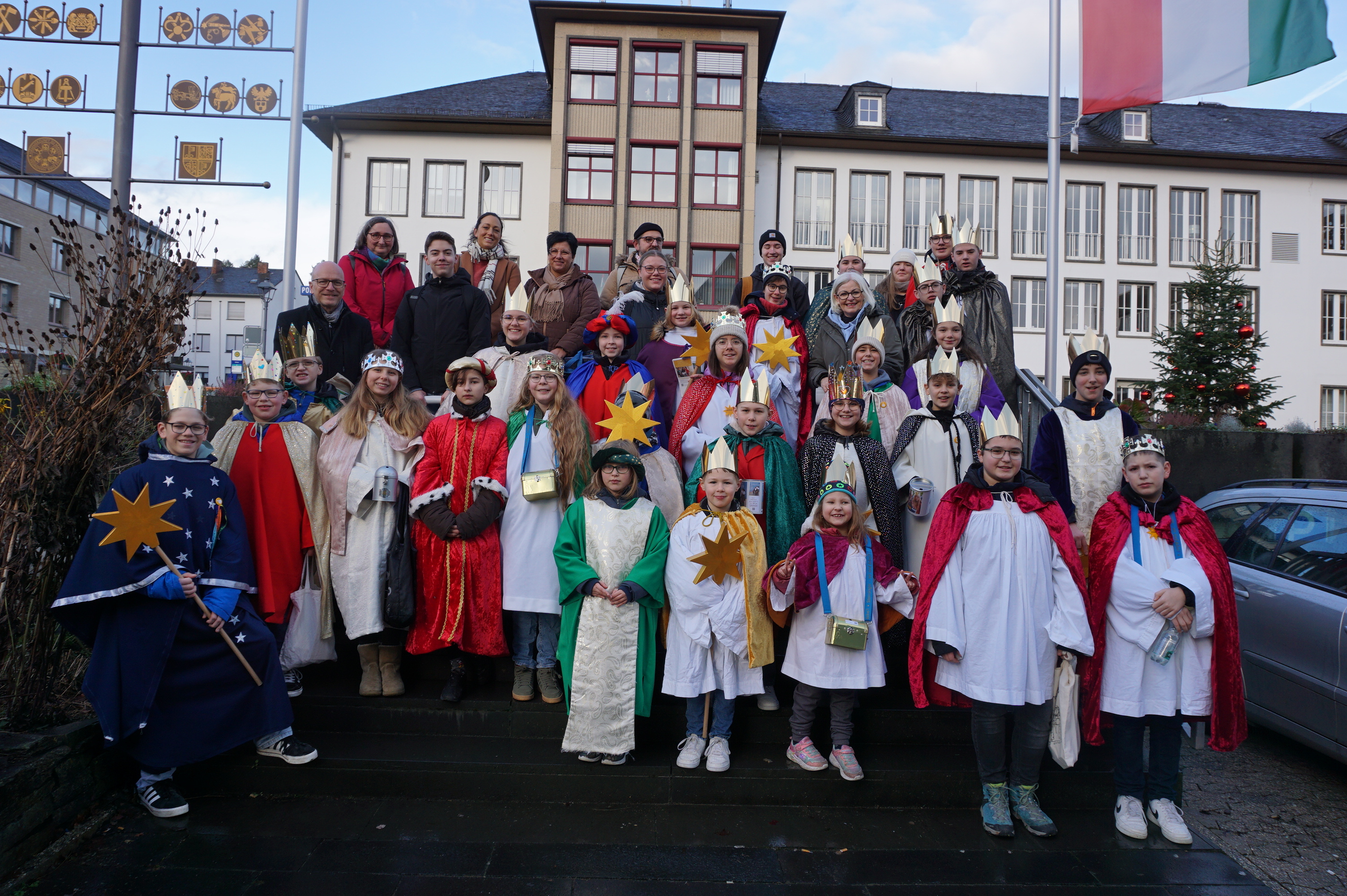 Oberbürgermeister mit zahlreichen Sternsingern vor dem Rathaus